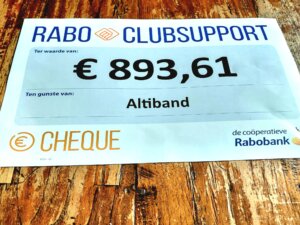 Cheque met eind bedrag van de Club Support aktie.
